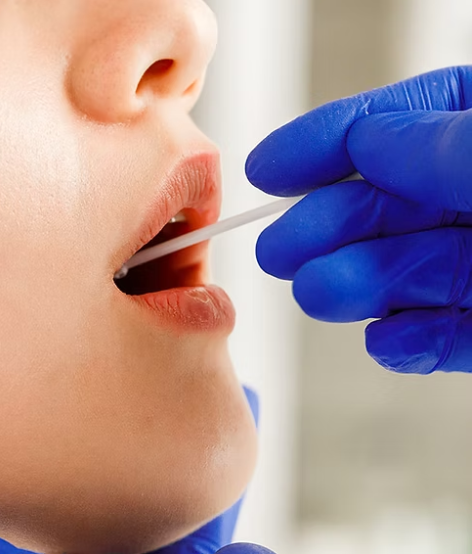 Mamma con neonato e tiralatte su un tavolo