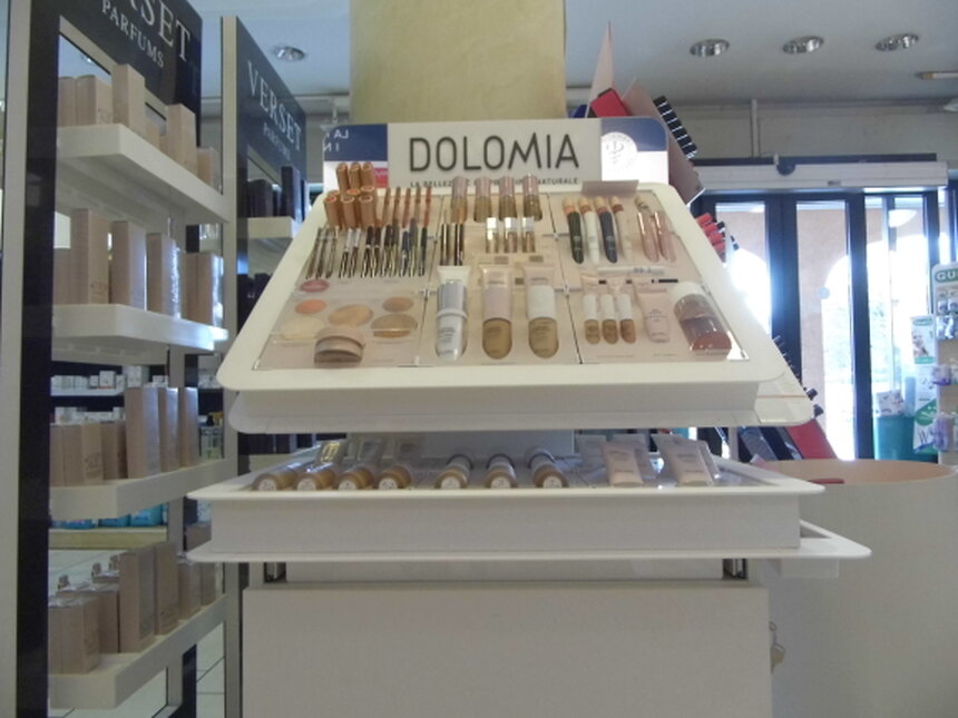 Linea cosmetica su ripiano