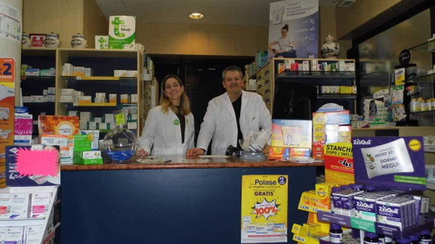 Team di farmacisti al banco